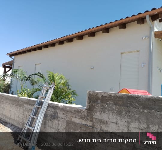 גג רעפים חום עם קורות עץ חשופות